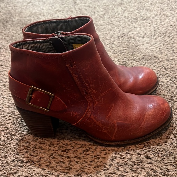 Caterpillar CAT Rustic Buckle Zip Up Bootie - Size 8, Red - Picture 3 of 6